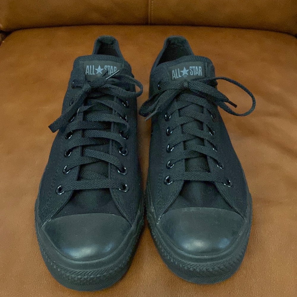 Converse Men's Chuck Taylor All Star Classic Low Top Sneaker Shoes.